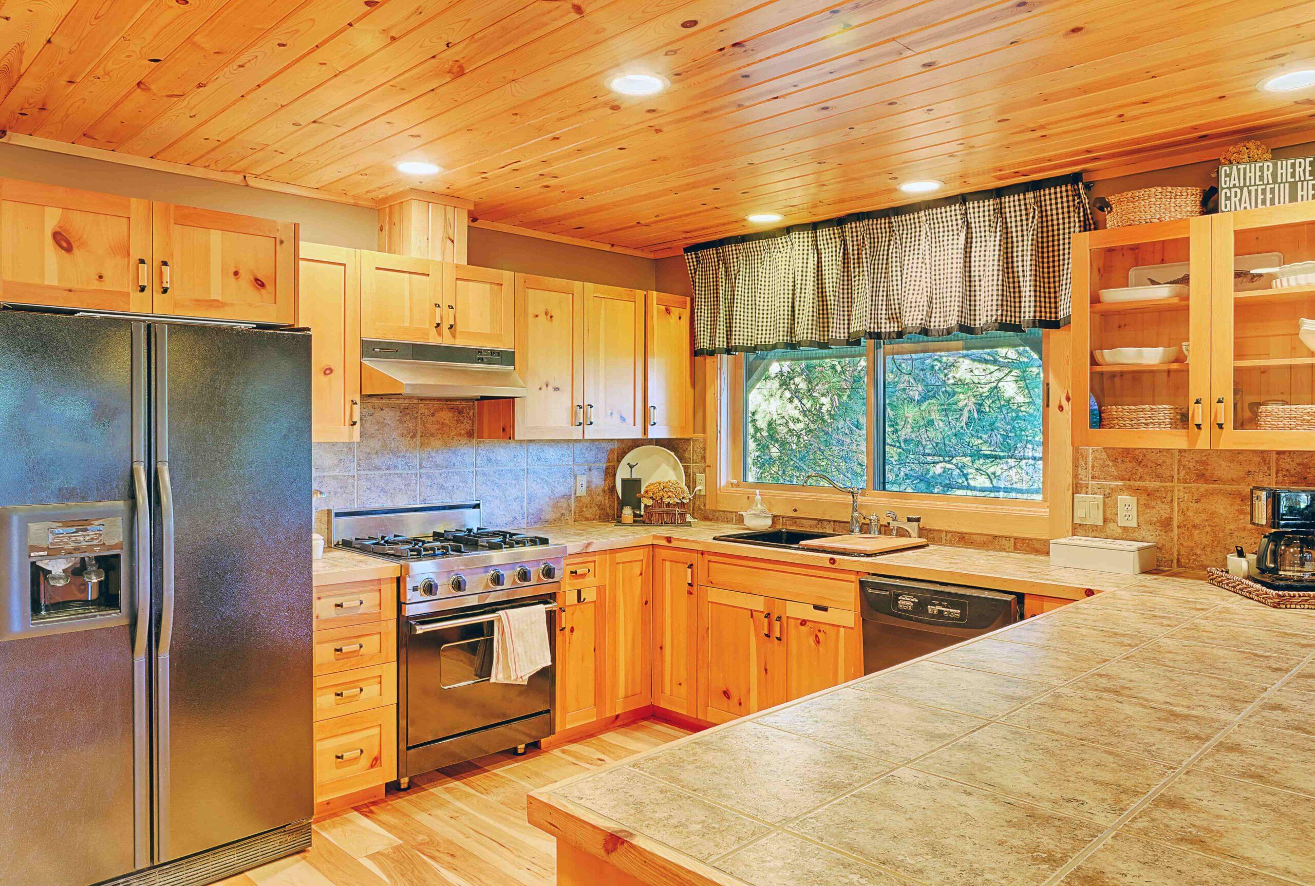 countertops-and-cabinets-in-rustic-kitchen